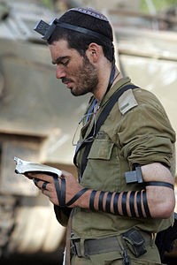 200px-IDF_soldier_put_on_tefillin