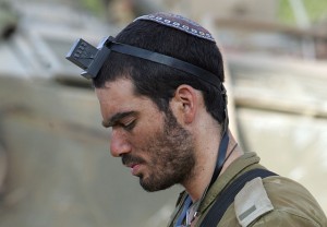 IDF_soldier_kippah_put_on_tefillin-small