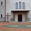 Vchod do kostola s Misijným krížom