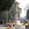 Kríž na starom cintoríne. Najstarší kríž na cintoríne v Lužiankach (1776, obnovený v r. 2004)